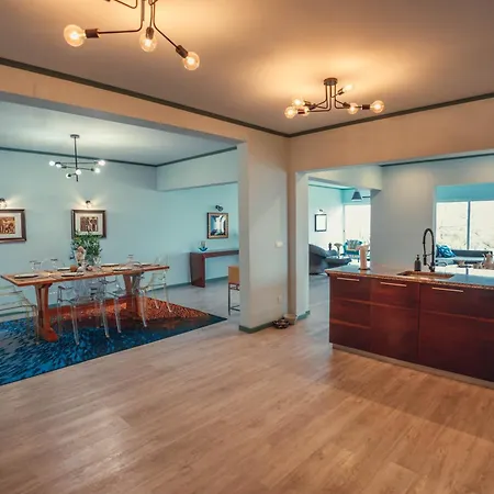 Buddy's House Villa *